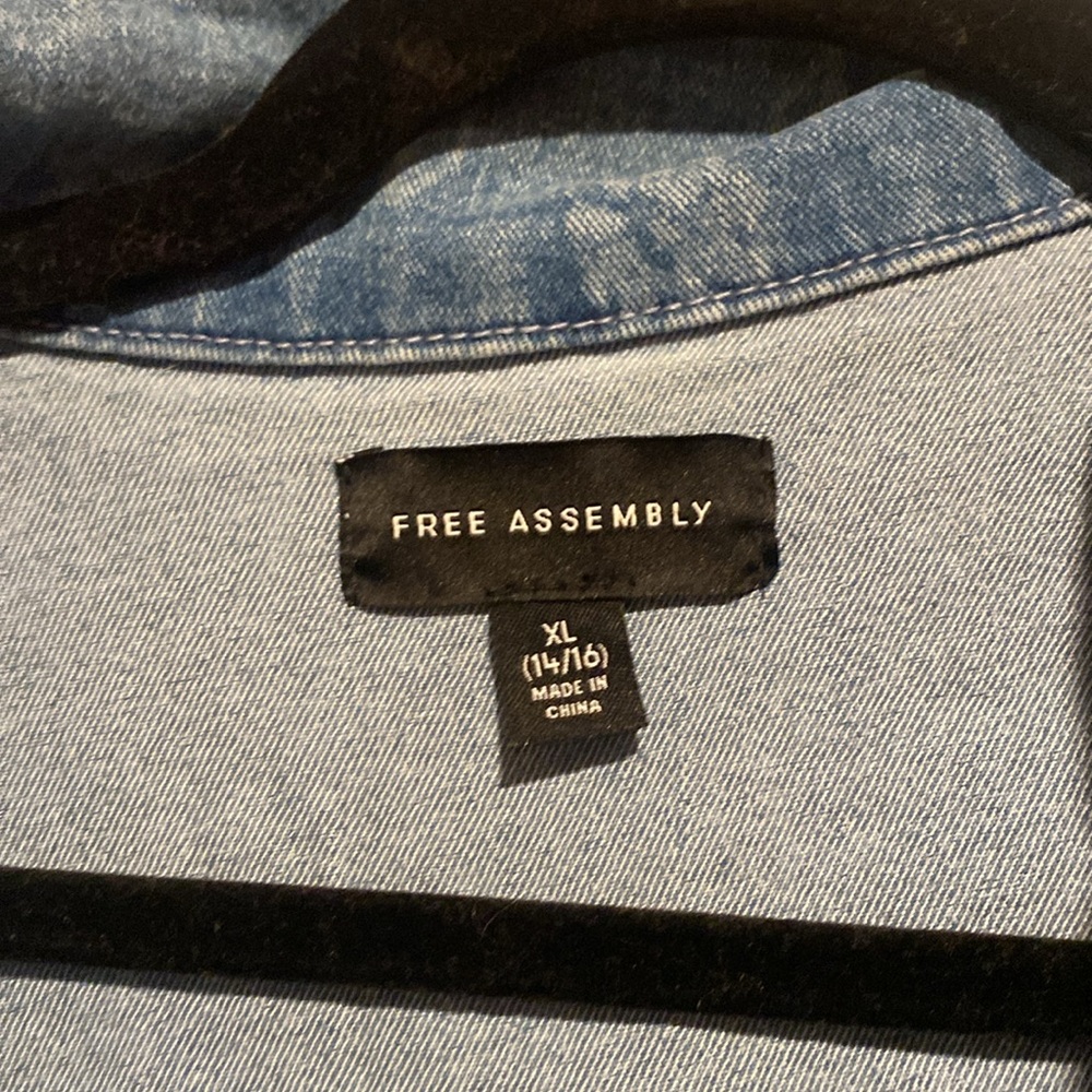 2 DENIM JACKETS ✨ - Picture 3 of 11